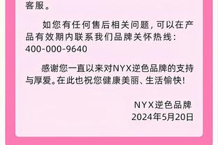 梅西场边看儿子训练，寒风中戴着帽子旁边放着马黛茶？